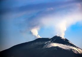 意大利埃特纳火山双火山口喷发白烟缭绕