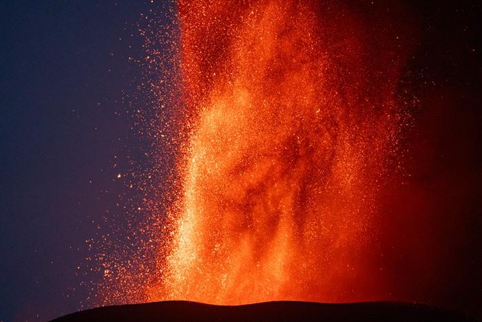 意大利两座火山持续喷发