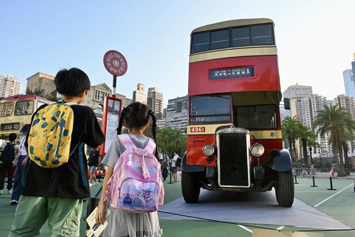 香港展出75年前第一代双层巴士惹关注