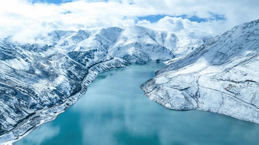 西藏满拉水库降春雪 湖面剔透如山间绿松石